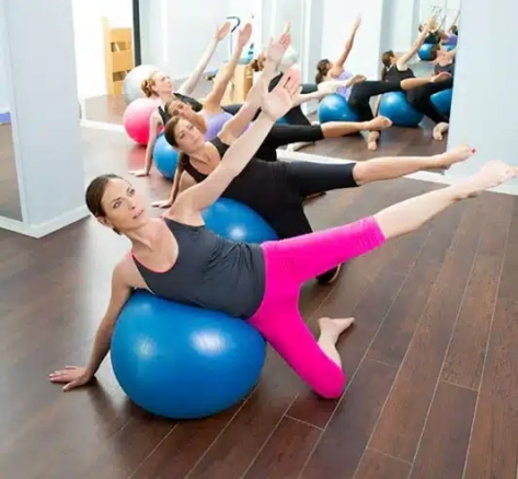 swiss-ball-exercice-groupe-pilates